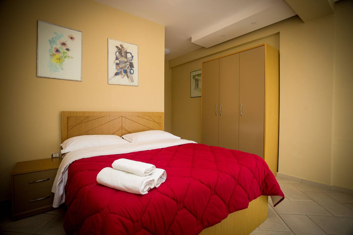 In-room safe, soundproofing, free WiFi, bed sheets