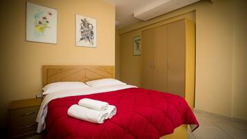 Standard Double Room, 1 Queen Bed, Non Smoking | In-room safe, soundproofing, free WiFi, bed sheets