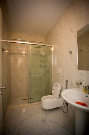Standard Double Room, 1 Queen Bed, Non Smoking | Bathroom | Towels - Hotel Frojd (Shengjin)