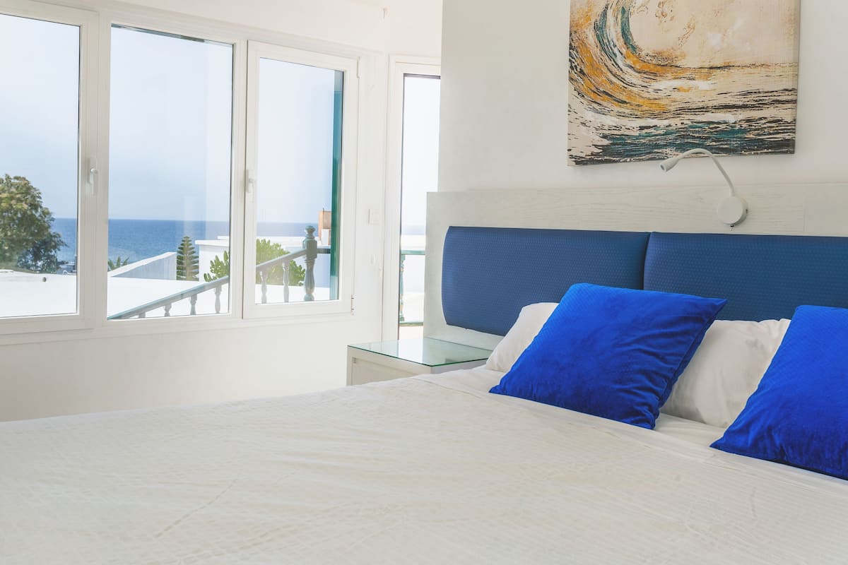 double room, sea view | desk, bed sheets