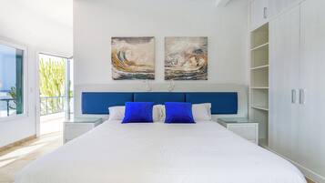 Double Room, Sea View | Desk, bed sheets
