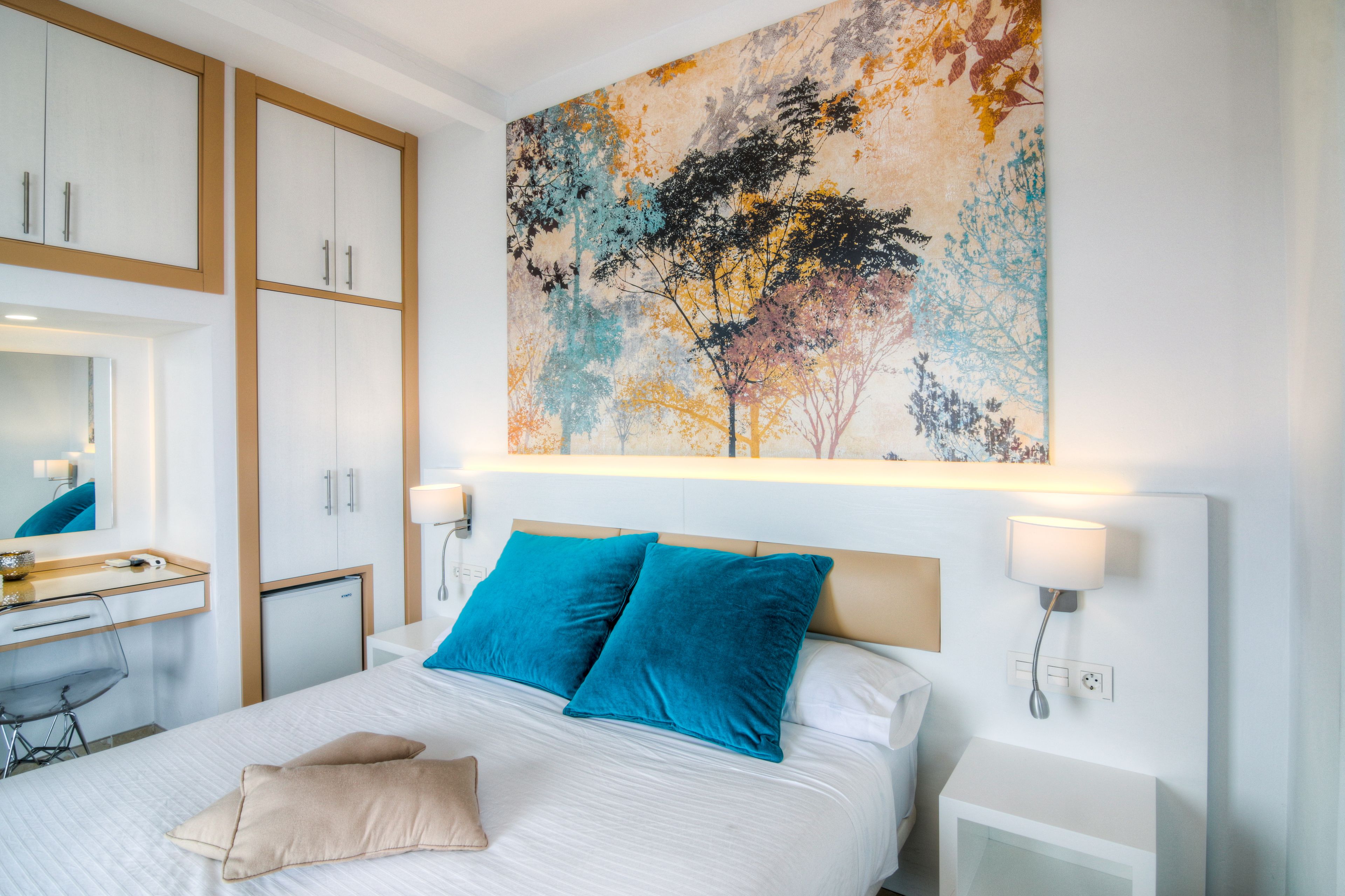 standard room, sea view | desk, bed sheets