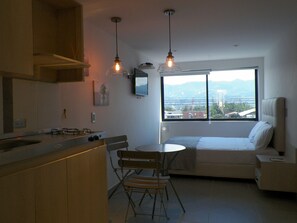 Cortinas blackout, tabla de planchar con plancha y wifi gratis 