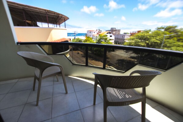 32-inch LED TV with premium channels, TV - Hostal Andry (Puerto Baquerizo Moreno)