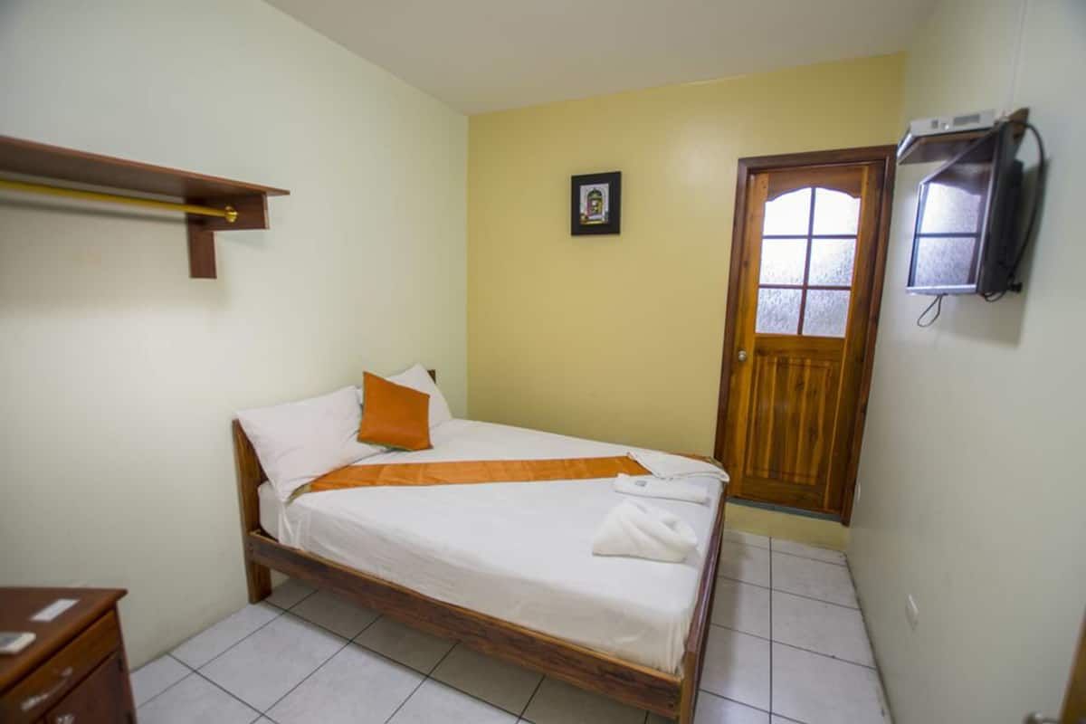 Traditional Room, 1 Queen Bed | Egyptian cotton sheets, desk, blackout drapes