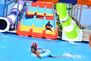 2 piscinas al aire libre, sombrillas, sillones reclinables de piscina