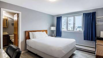 1 sovrum, sängtillbehör av högsta kvalitet och skrivbord