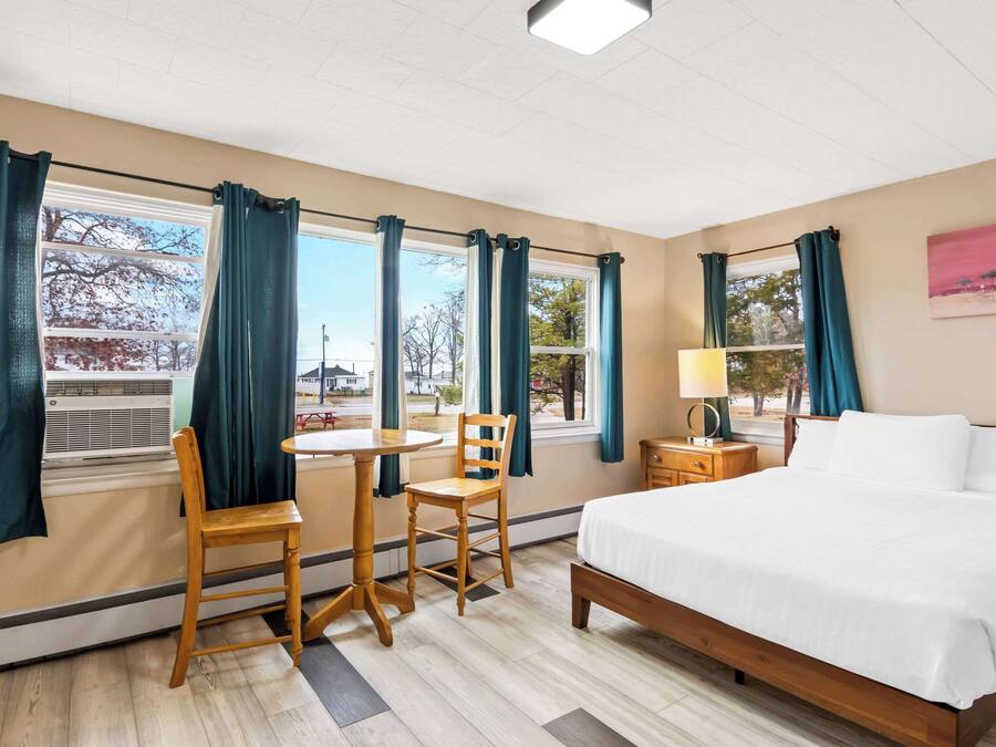 Suite, 1 Queen Bed, Non Smoking (Efficiency)