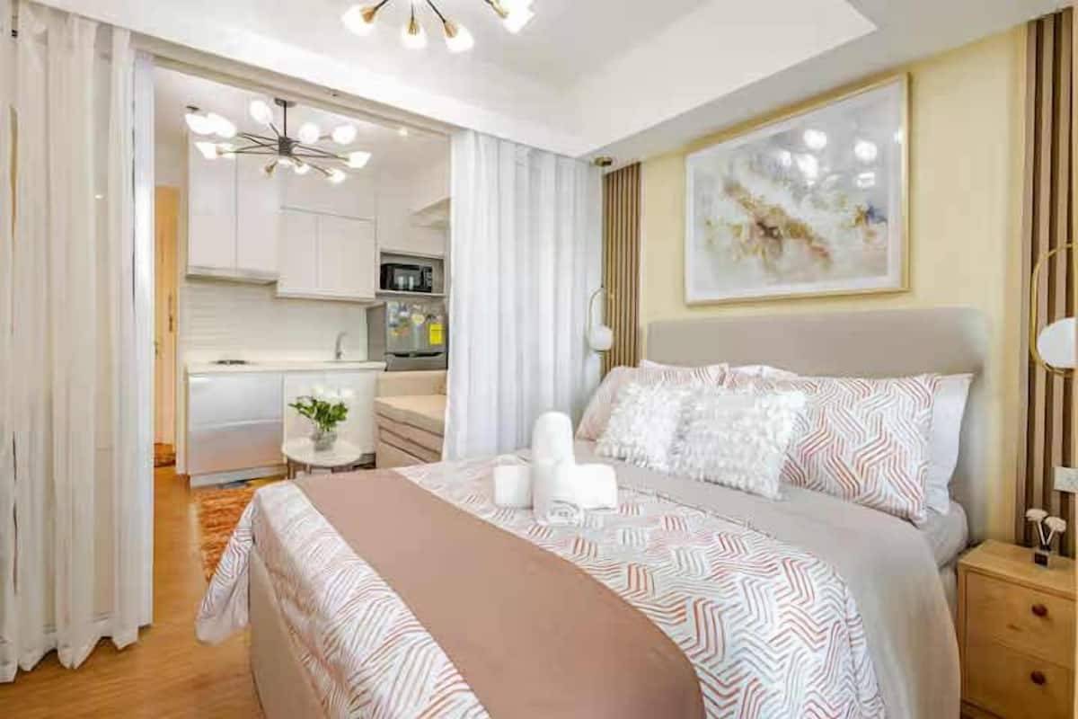 Adam'sCrib Apartment by Azure Residences 2 Bedrooms | 2 dormitorios, ropa de cama hipoalergénica, caja fuerte