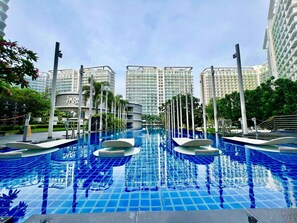 室外游泳池，07:00 至 19:00 开放，池畔遮阳伞，日光浴躺椅