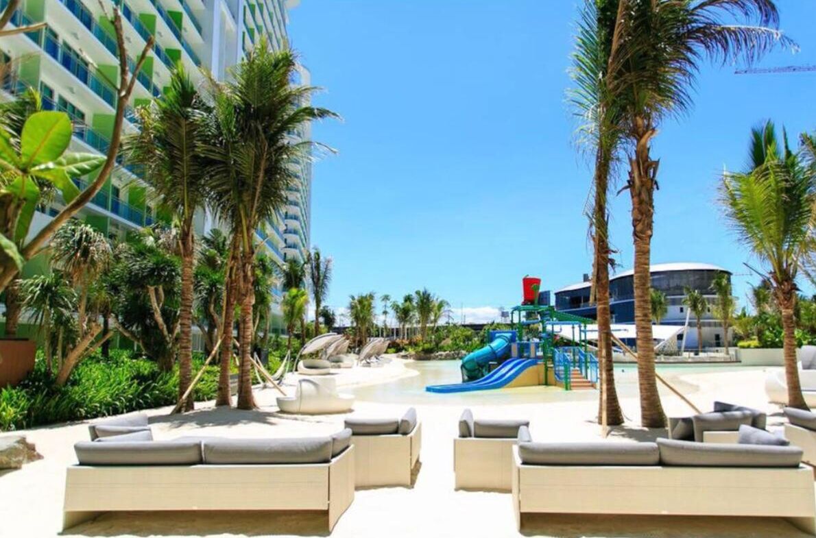 Piscina externa, funciona das 7h às 19h, guarda-sóis, espreguiçadeiras