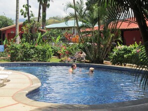 Outdoor pool, open 8:00 AM to 8:00 PM, sun loungers - Paraíso Escondido (Jacó)