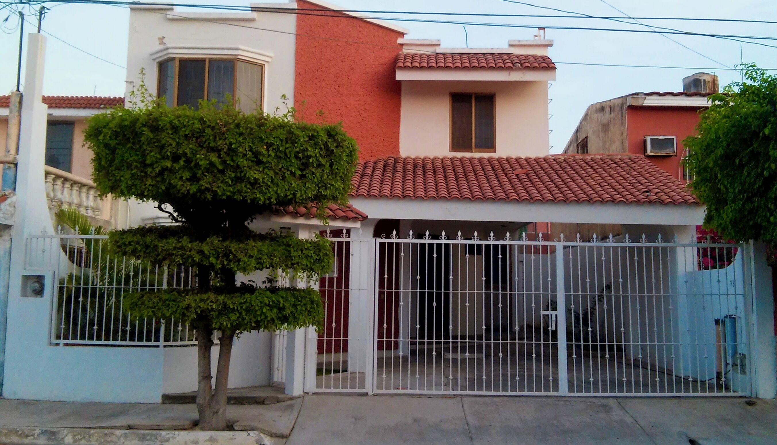 Vista frontal de la propiedad