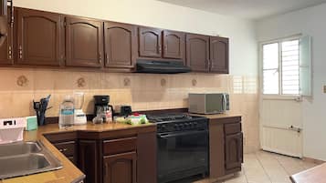 Casa familiar, 3 habitaciones | Cocina privada | Refrigerador, microondas, horno y parrilla de estufa