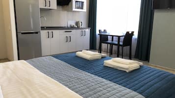 Deluxe-studiolejlighed - 1 queensize-seng | Privat køkken | Køleskab/fryser i fuld størrelse, mikrobølgeovn, kogeplade