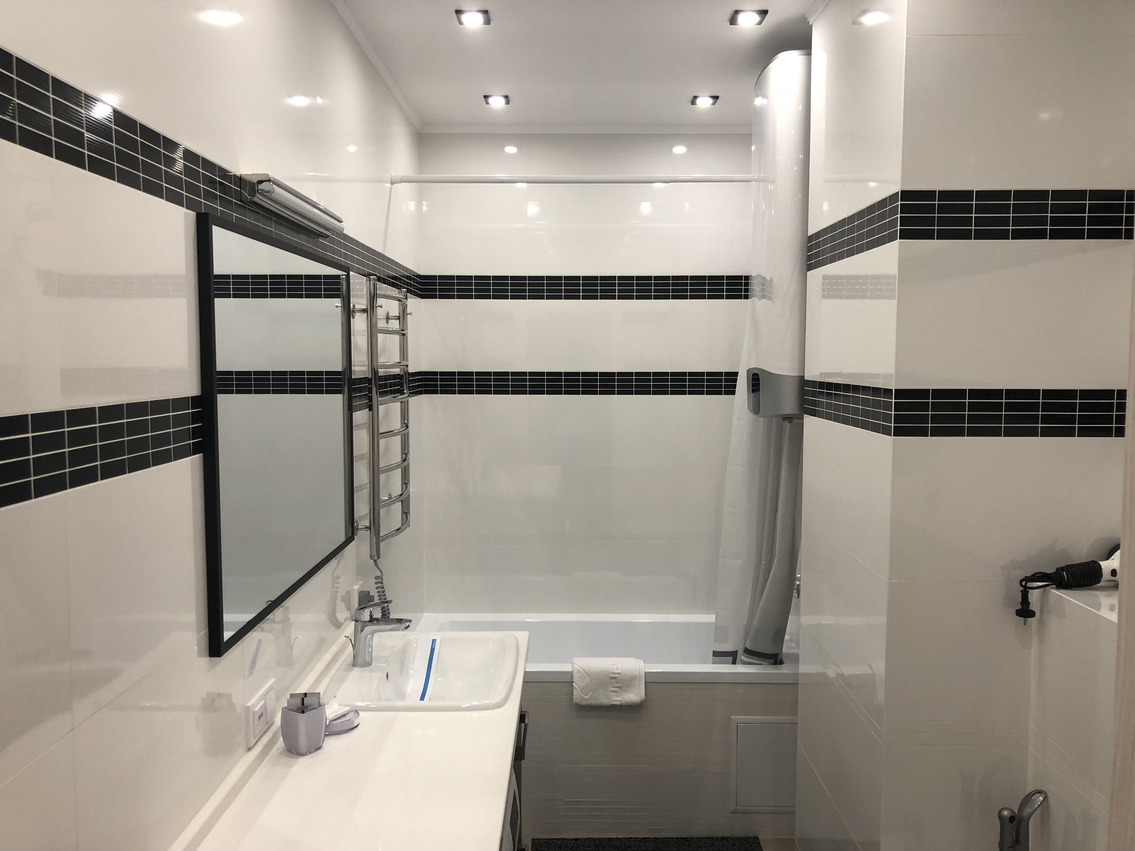 Deluxe Studio, 1 Queen Bed | Bathroom