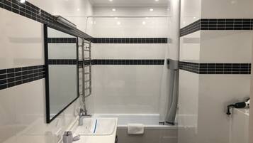 Deluxe Studio, 1 Queen Bed | Bathroom