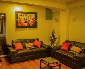 Deluxe Double Room, 2 Bedrooms, Non Smoking, Jetted Tub | Living area | Flat-screen TV