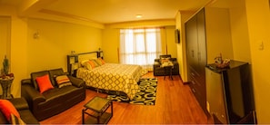 Standard Room, 1 Queen Bed, Non Smoking, Private Bathroom | Minibar, desk, soundproofing, iron/ironing board