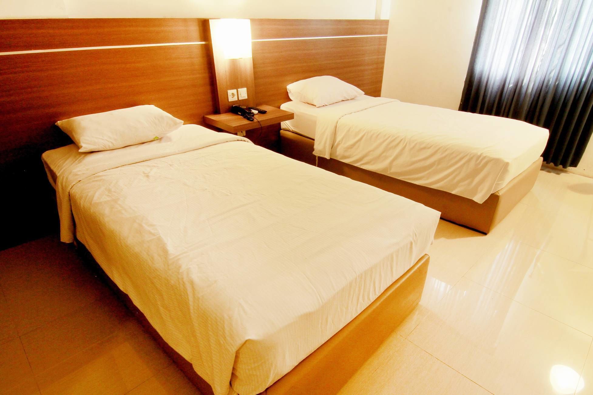 Desk, laptop workspace, free WiFi, bed sheets