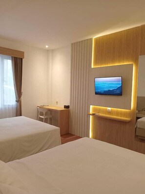 Family Room | Desk, laptop workspace, free WiFi, bed sheets - Alzara Hotel (Wonosari)