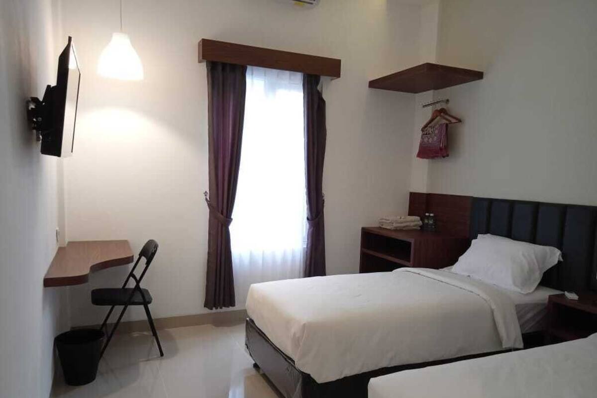 Standard Twin Room, 2 Twin Beds, Non Smoking | Desk, laptop workspace, WiFi (free), bed sheets
