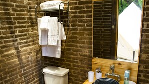 Separate tub and shower, deep soaking tub, rainfall showerhead - Finca Casa Blanca (Magdalena Milpas Altas)