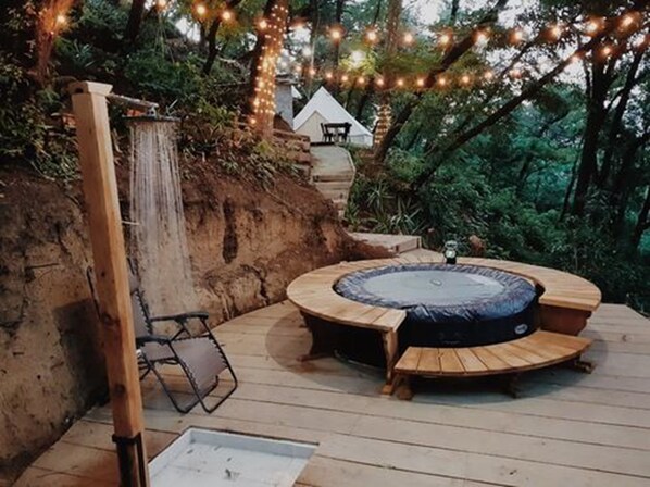 Outdoor spa tub