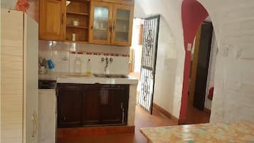 Cottage Keluarga, 3 kamar tidur, akses ke kolam renang, pemandangan gunung (Casa TANJARINA) | Makan di kamar