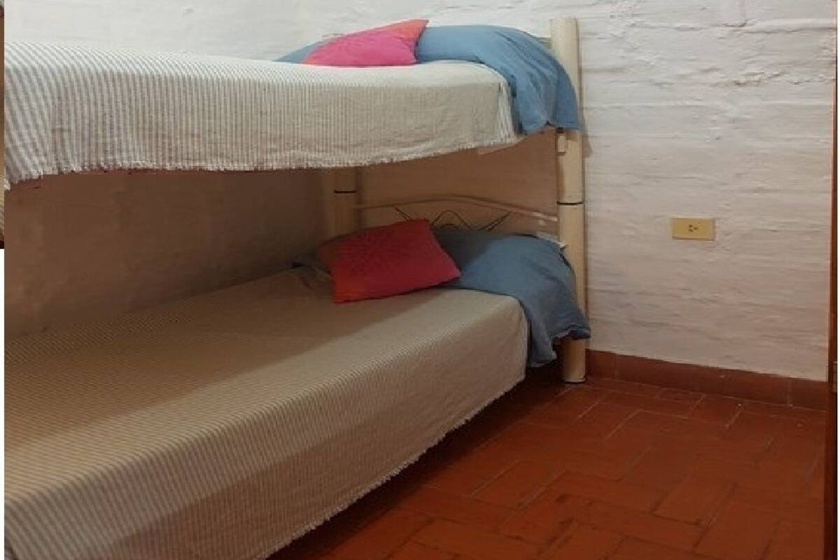 Cottage Keluarga, 3 kamar tidur, akses ke kolam renang, pemandangan gunung (Casa TANJARINA) | Kamar bertema anak-anak
