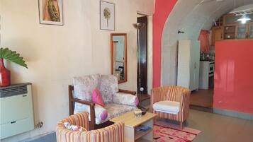 Cottage Keluarga, 3 kamar tidur, akses ke kolam renang, pemandangan gunung (Casa TANJARINA) | Ruang keluarga | Televisi 32-inci dengan saluran TV kabel