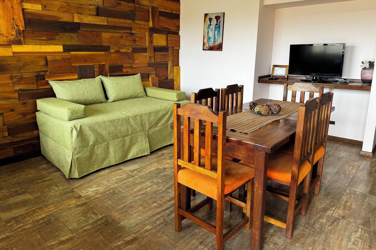 Familien-Ferienhütte, 2 Schlafzimmer, barrierefrei, Nichtraucher | Wohnbereich | Flachbildfernseher