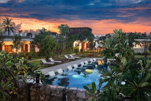 Indoor/outdoor pool - PM Angkor Resort (Siem Reap)