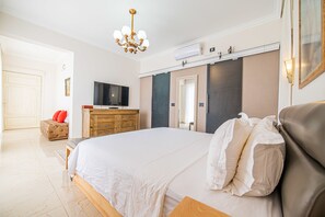 Penthouse empresarial, 2 habitaciones, para fumadores, vista a la playa | 1 habitación, sábanas italianas Frette y ropa de cama de alta calidad 