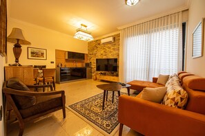 Kahden hengen romanttinen huone, 1 makuuhuone, tupakointi kielletty, näköala pihalle | Olohuone | Taulutelevisio, Netflix, ensi-iltaelokuvia