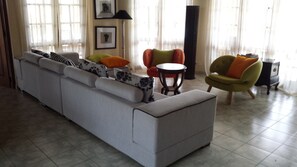 4-Bedroom Villa  | Ruang keluarga