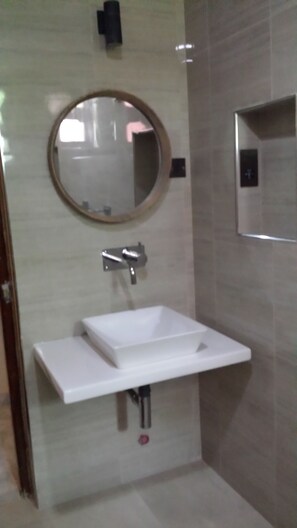 4-Bedroom Villa  | Bathroom | Shower, free toiletries, bidet, towels