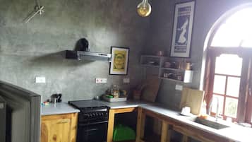 4-Bedroom Villa | Cuisine privée | Grand réfrigérateur, four, plaque de cuisson, cafetière/bouilloire