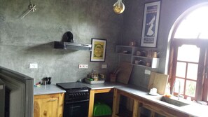4-Bedroom Villa  | Private kitchen | Full-size fridge, oven, stovetop, coffee/tea maker - Villa Sea Breeze (Uswetakeiyawa)