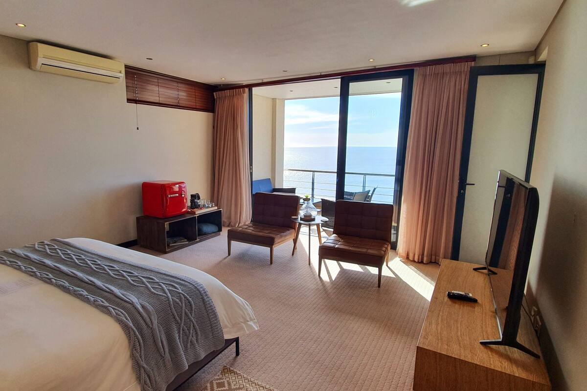 Premium bedding, Select Comfort beds, free minibar items, in-room safe