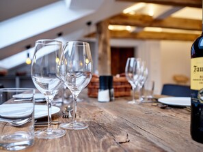 Exclusieve suite, 1 slaapkamer, terras, uitzicht op bergen (9) | Woonruimte | Een flatscreentelevisie en vloerverwarming