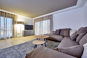 Suite Confort, 3 habitaciones, vista a la montaña (8) | Área de sala de estar | Televisión de pantalla plana y piso con calefacción 