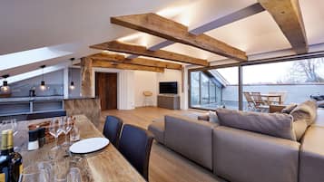 Suite Exclusive, 1 chambre, terrasse, vue montagne (9) | Coin séjour | Télévision à écran plat, chauffage par le sol