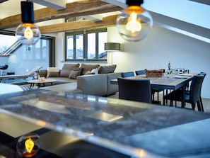 Exclusive-Suite, 1 Schlafzimmer, Terrasse, Bergblick (9) | Wohnbereich | Flachbildfernseher, Fußbodenheizung