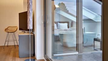 Suite Exclusive, 1 chambre, terrasse, vue montagne (9) | Coin séjour | Télévision à écran plat, chauffage par le sol