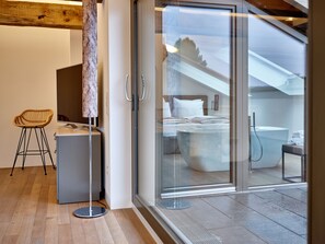 Suite – exclusive, 1 soverom, terrasse, fjellutsikt (9) | Oppholdsområde | Flatskjerm-TV og oppvarmet gulv