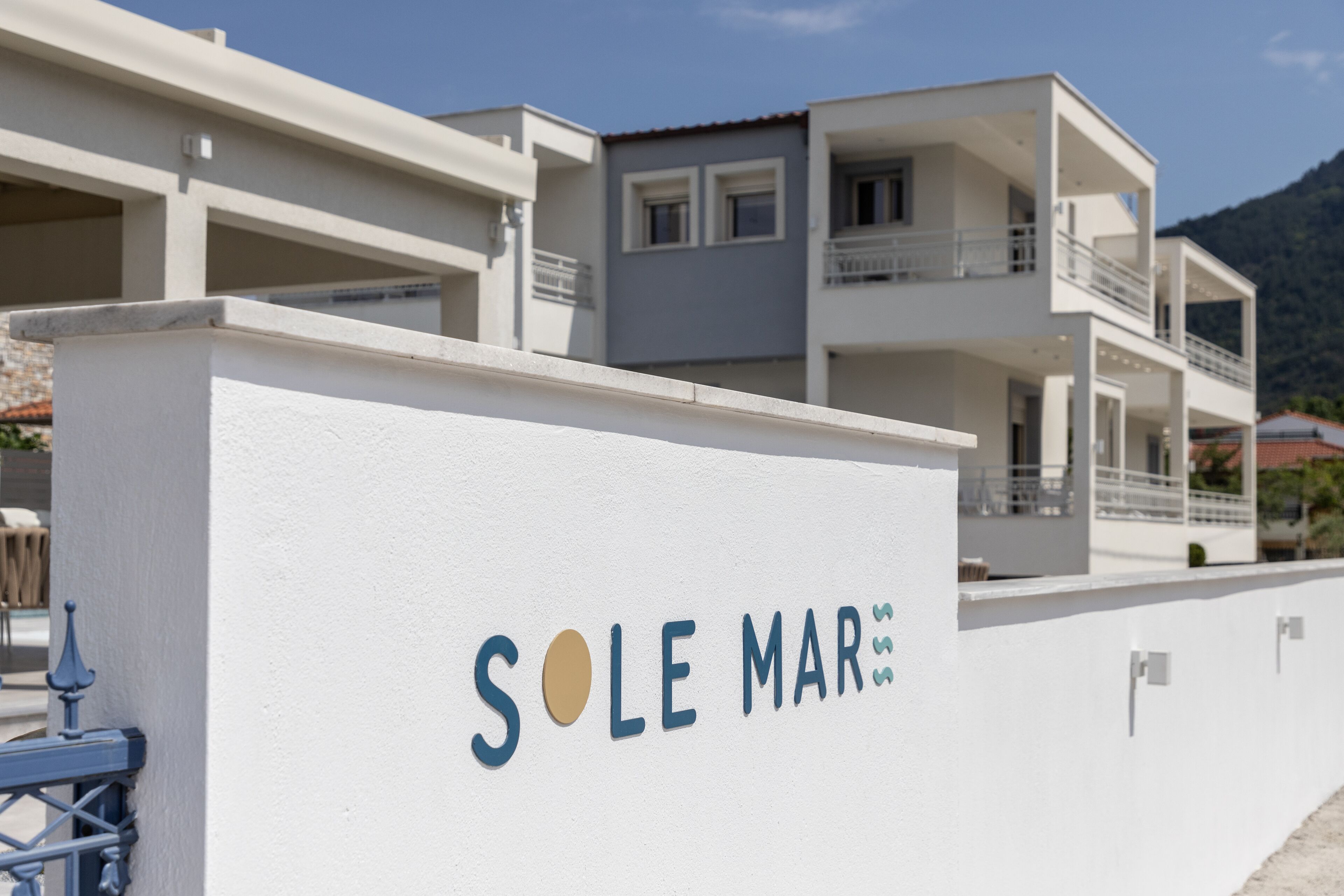 A building with a sign that reads "SOLE MAR."