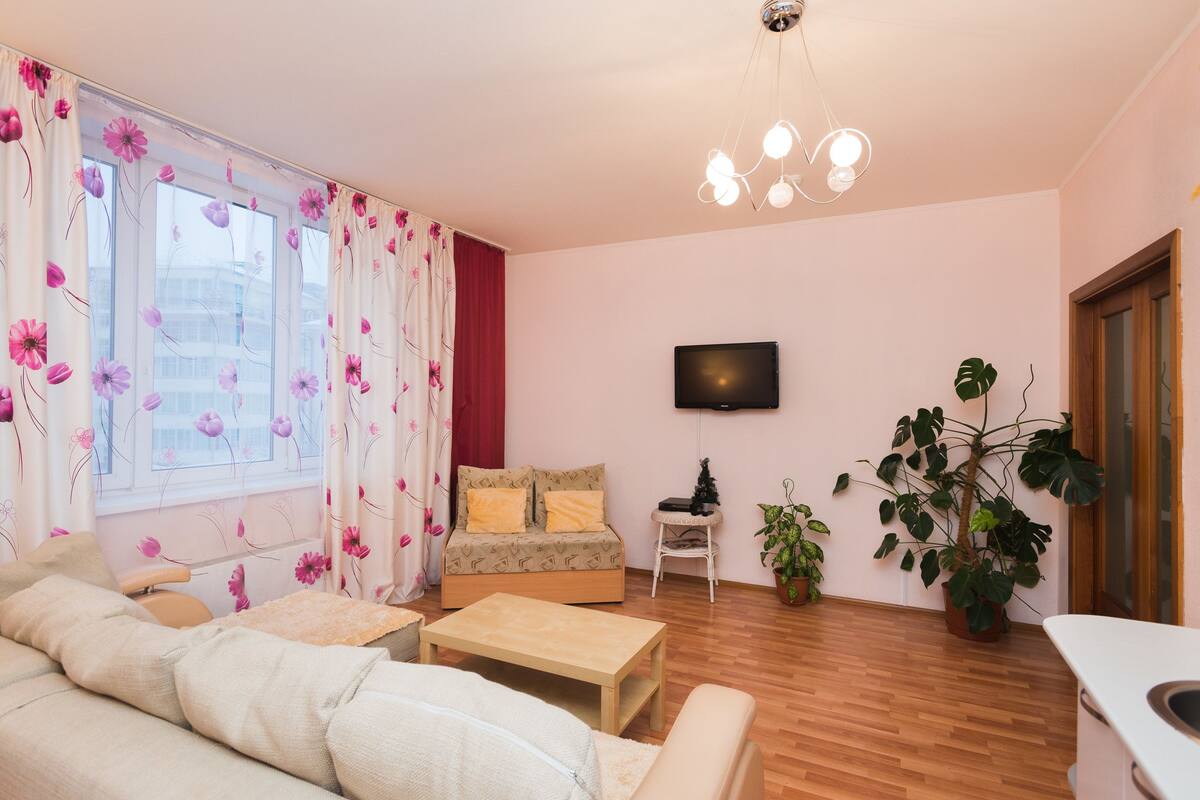 Apartemen Comfort, 1 Tempat Tidur Queen dengan tempat tidur Sofa | Seprai premium, meja kerja, ruang kerja ramah laptop, dan kedap suara