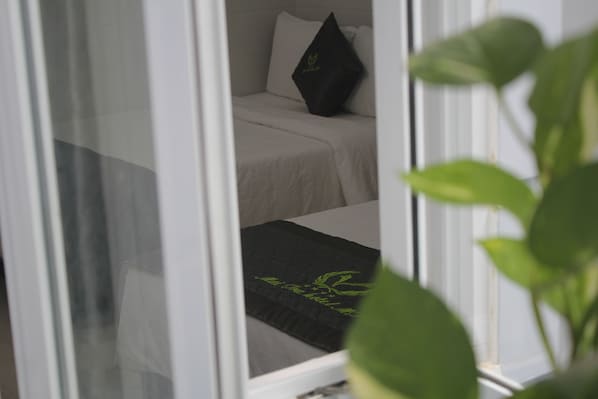 Escritorio, sistema de insonorización y tabla de planchar con plancha