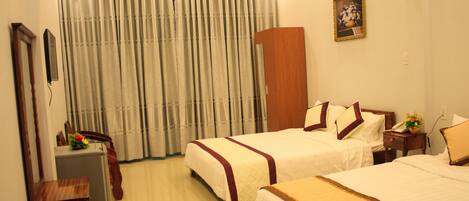 Family Double Room | Desk, soundproofing, iron/ironing board (on request), WiFi (free)